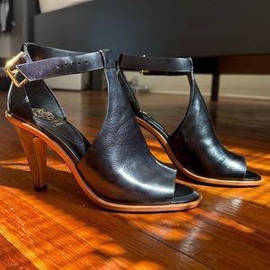 VINCE CAMUTO FRASPER PEEP TOE SHOOTIE 9.5